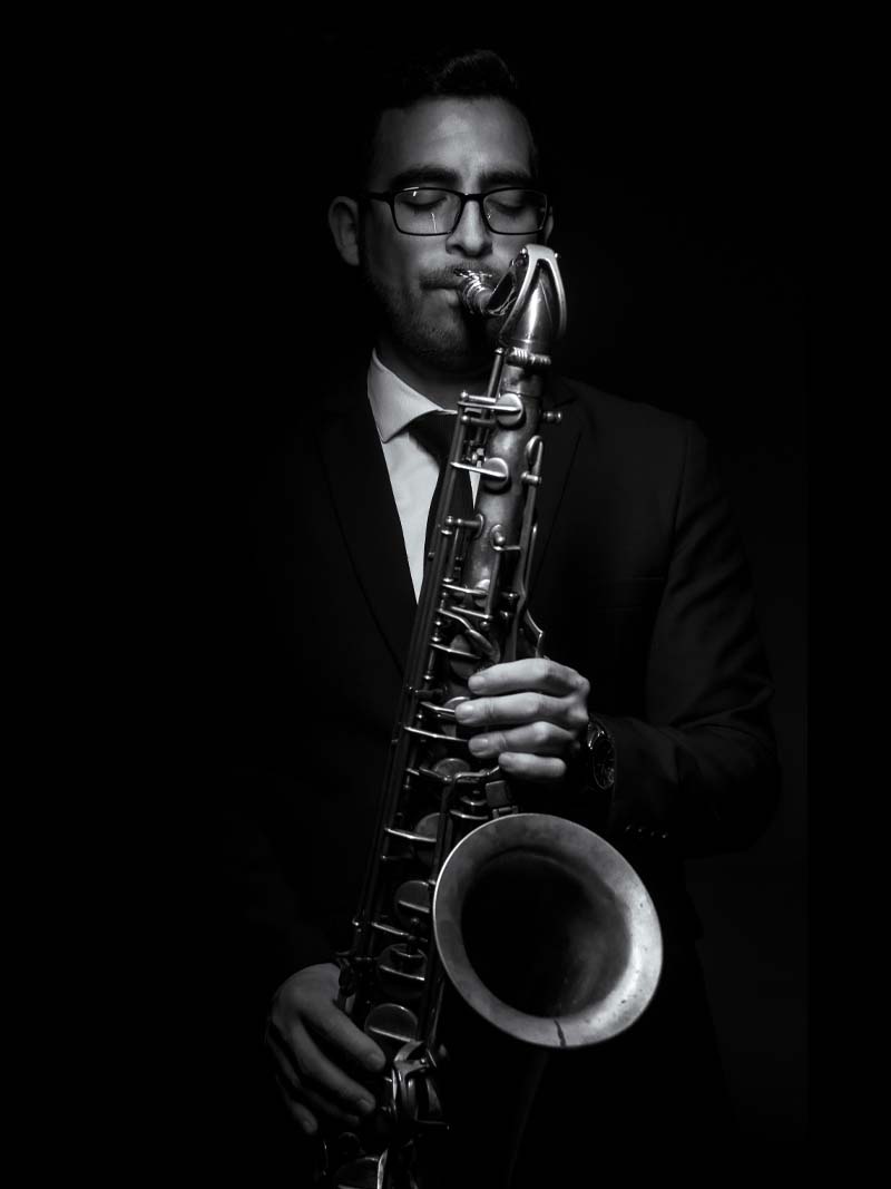 Moises Colacci tocando saxofón